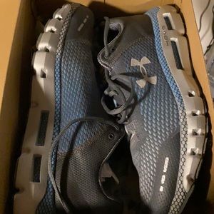 Like new Men’s UA sneakers with Bluetooth